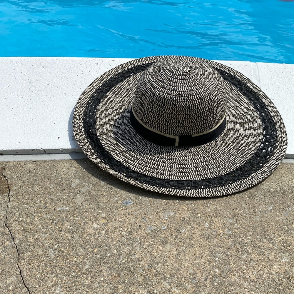Straw hat  keeps sun  off of face hardly used